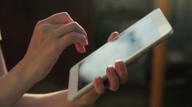 Tablet Pc yakın çekim kullanan kadın