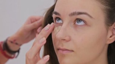 2 tekila. Profesyonel makyöz modeli göz temel krem göz farı astar uygulamak