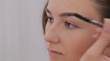 Profesyonel makyaj sanatçı çizim kaşları