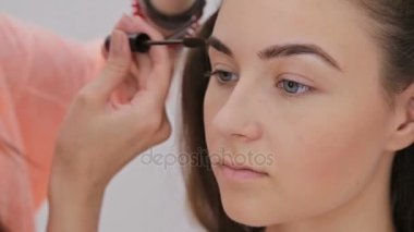 Atış kapatın. Profesyonel makyaj sanatçı çizim kaşları