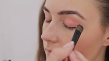 Atış kapatın. Profesyonel makyöz göz farı uygulamak