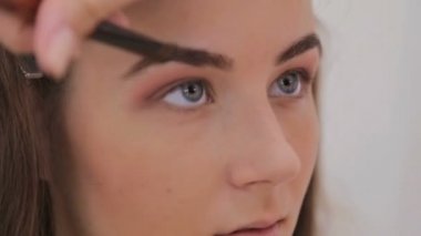 Atış kapatın. Profesyonel makyöz göz farı uygulamak