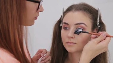 Kirpik modelinin penye profesyonel makyaj sanatçısı