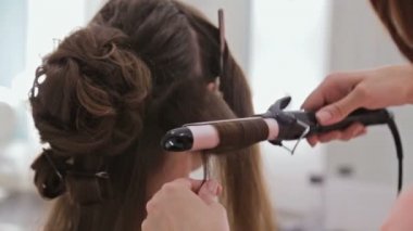 4 çekim. Profesyonel kuaför saç modeli için genç kadın güzel yapıyor