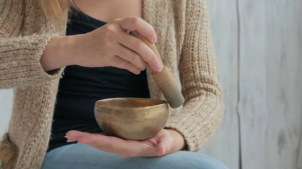 Hırka nepal şarkı kase ile rahatlatıcı genç kadın