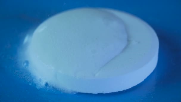 Su, aspirin eriterek efervesan hapları — Stok video