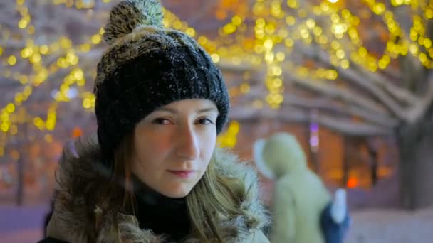 Retrato de una joven mujer bonita en la ciudad por la noche — Vídeo de stock