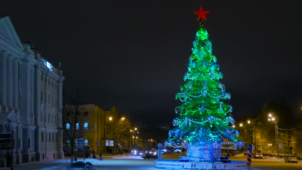 Stads julgran på natten, Ryssland, Nizjnij Novgorod — Stockvideo