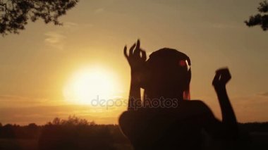 Müzik ve ormanda dans kulaklıktan koyarak kadın