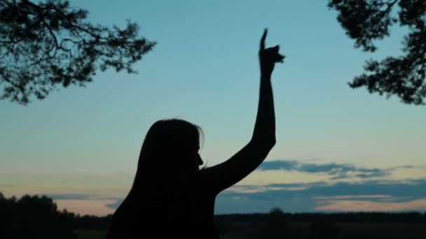 Jovem dançando na floresta após o pôr do sol — Vídeo de Stock