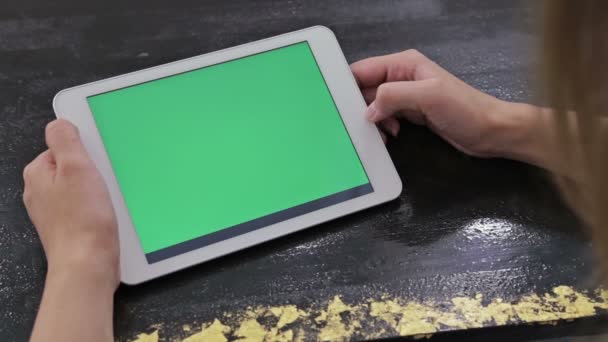 Mujer usando tableta con pantalla verde — Vídeo de stock