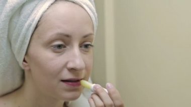 Onu dudaklarından ruj uygulayarak genç güzel kadın