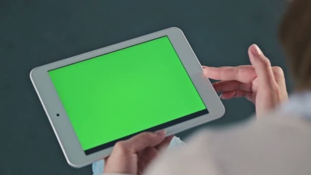 Mujer mirando la tableta con pantalla verde — Vídeos de Stock