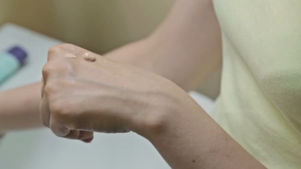 Mujer joven y bonita aplicando corrector en su párpado en el baño — Vídeo de stock