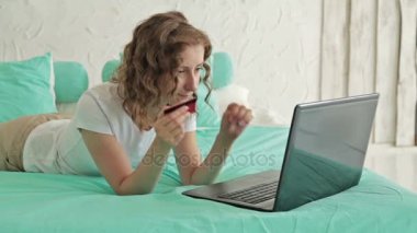 Online Kredi kartı ile dizüstü bilgisayar alışveriş kadın