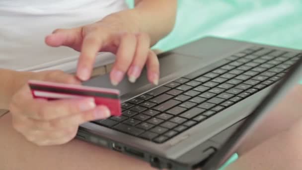 Жінка купує онлайн в ноутбуці з кредитною карткою — стокове відео