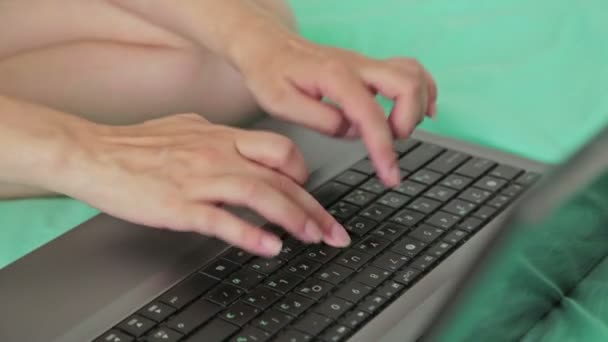 Zenske ruce psaní na klávesnici notebooku — Stock video