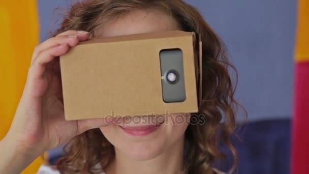 Fiatal göndör nő segítségével a virtuális valóság szemüveg — Stock videók