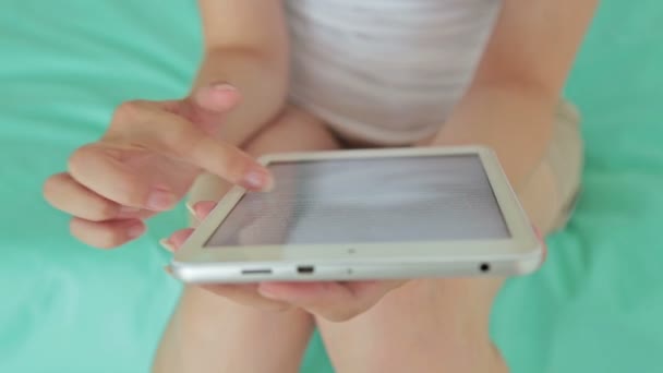 Primer plano de las manos de la mujer desplazamiento de texto en la tableta digital — Vídeos de Stock