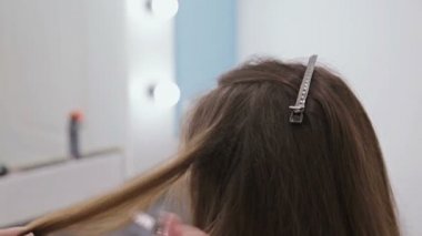 Atış kapatın. Genç kadın uzun saçlı güzel için saç modeli yapmak Kuaför