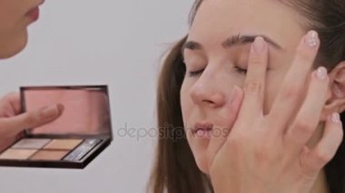 Profesyonel makyöz modeli göz temel krem göz farı astar uygulamak