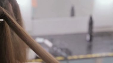 Atış kapatın. Profesyonel kuaför saç modeli için genç kadın güzel yapıyor