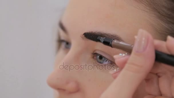 Professionele make-up artiest tekening wenkbrauwen — Stockvideo