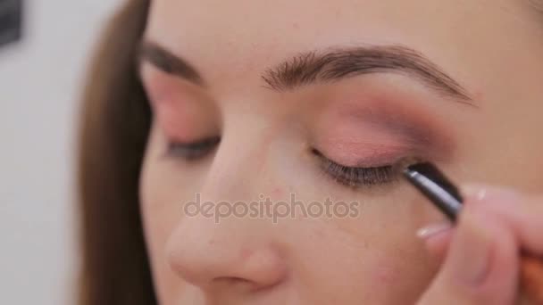 Primer plano. Maquillador profesional aplicando sombra de ojos — Vídeos de Stock