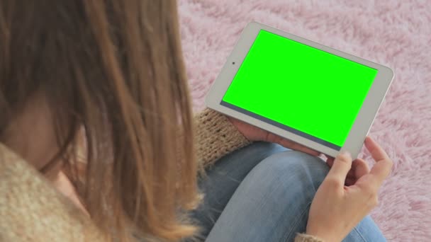 女人看着有绿色屏幕的平板电脑 — 图库视频影像