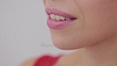 Genç kadının dudakları yakın çekim