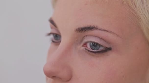 Maquillaje profesional artista aplicando crema base sombra de ojos imprimación para modelar el ojo — Vídeo de stock