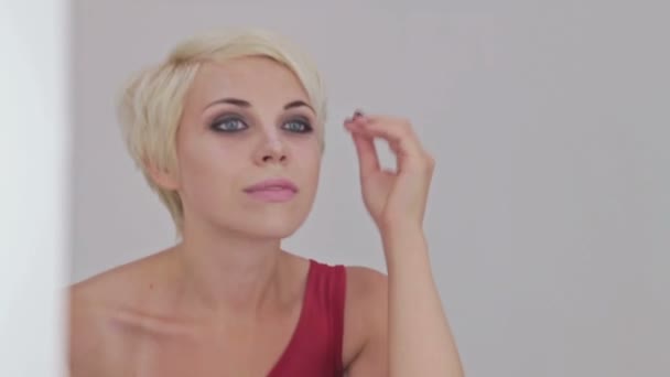 Mujer bonita, joven y sensual con hermoso maquillaje y peinado corto — Vídeo de stock