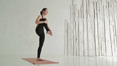 Pratik diken üstünde Dengeleme yoga - ardha baddha padma padangusthasana - kadın