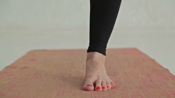 Kvinna som utövar yoga - ardha baddha padma padangusthasana - balansera på tårna. — Stockvideo