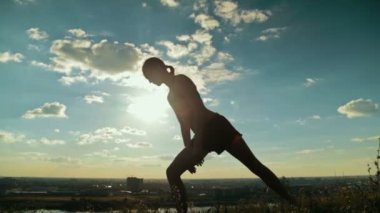 Günbatımında - kahraman poz Virabhadrasana pratik Yoga parktaki kadın