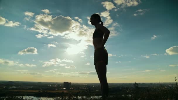 Mulher praticando ioga no parque ao pôr do sol — Vídeo de Stock