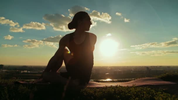 Man gör Ashtangayoga i skogen vid solnedgången — Stockvideo