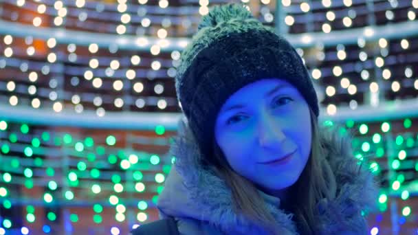 Portrait of young pretty woman in the city at night — Stock Video