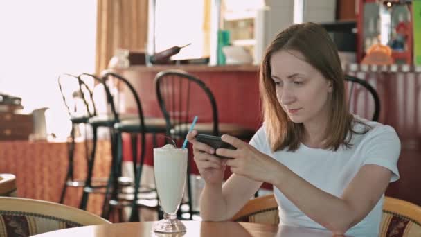 Mulher usando smartphone no café — Vídeo de Stock
