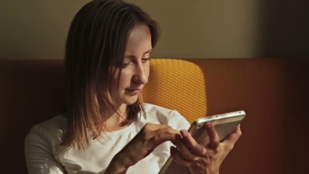 Žena používající digitální tablet — Stock video