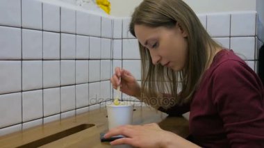 Çorba yemek ve kafede smartphone kullanarak kadın