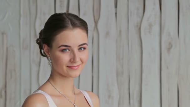 Portrét krásné, smyslné ženy s krásný make-up a elegantní účes — Stock video