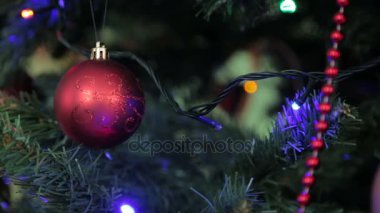 Noel ve yılbaşı ağacı süsle, garland ve oyuncaklar