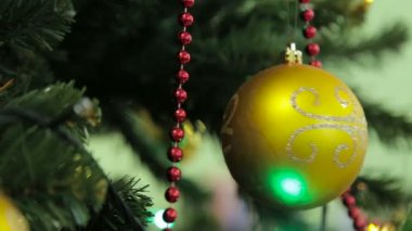 Noel ve yılbaşı ağacı süsle, garland ve oyuncaklar