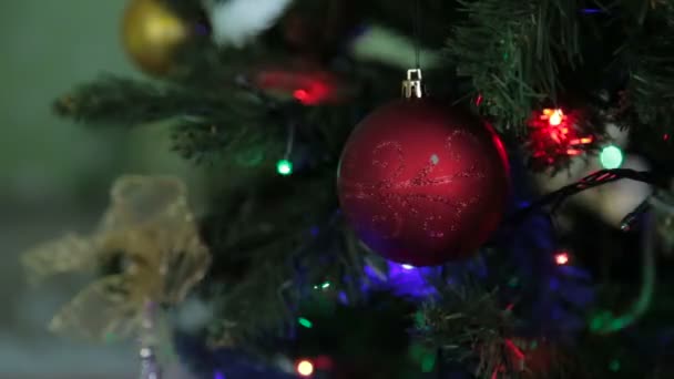 Decoração de árvore de Natal e Ano Novo, guirlanda e brinquedos — Vídeo de Stock