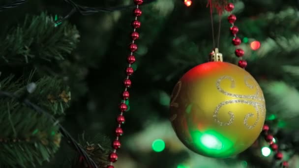 Decoração de árvore de Natal e Ano Novo, guirlanda e brinquedos — Vídeo de Stock