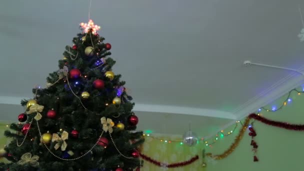 Kerstmis en Nieuwjaar boom met garland en speelgoed — Stockvideo