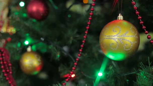 Weihnachts- und Neujahrsbaumschmuck, Girlanden und Spielzeug — Stockvideo