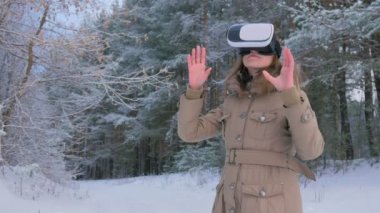 Belirli bir konuma geçirme ve sanal gerçeklik gözlükle kış orman içinde bir kadın