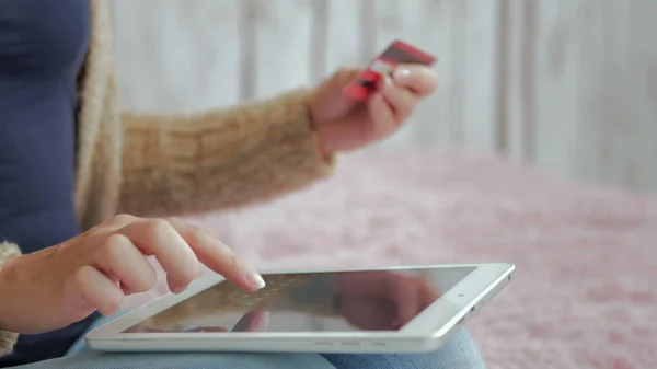 Kadın kredi kartıyla dijital tabletten alışveriş yapıyor